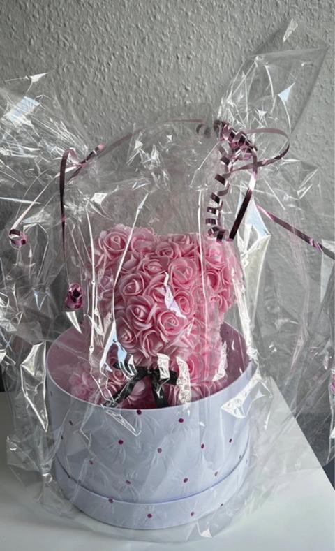 Pinker Teddybär im Rosen-Style in Geschenkbox