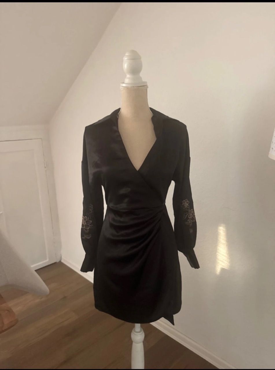 Zara Schickes Zara Satin Kleid mit Blumen S Size XS