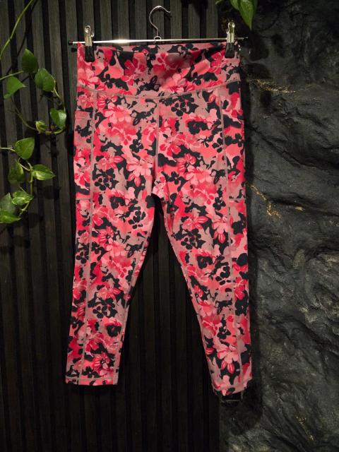 Page one 3/4 Leggings Size L