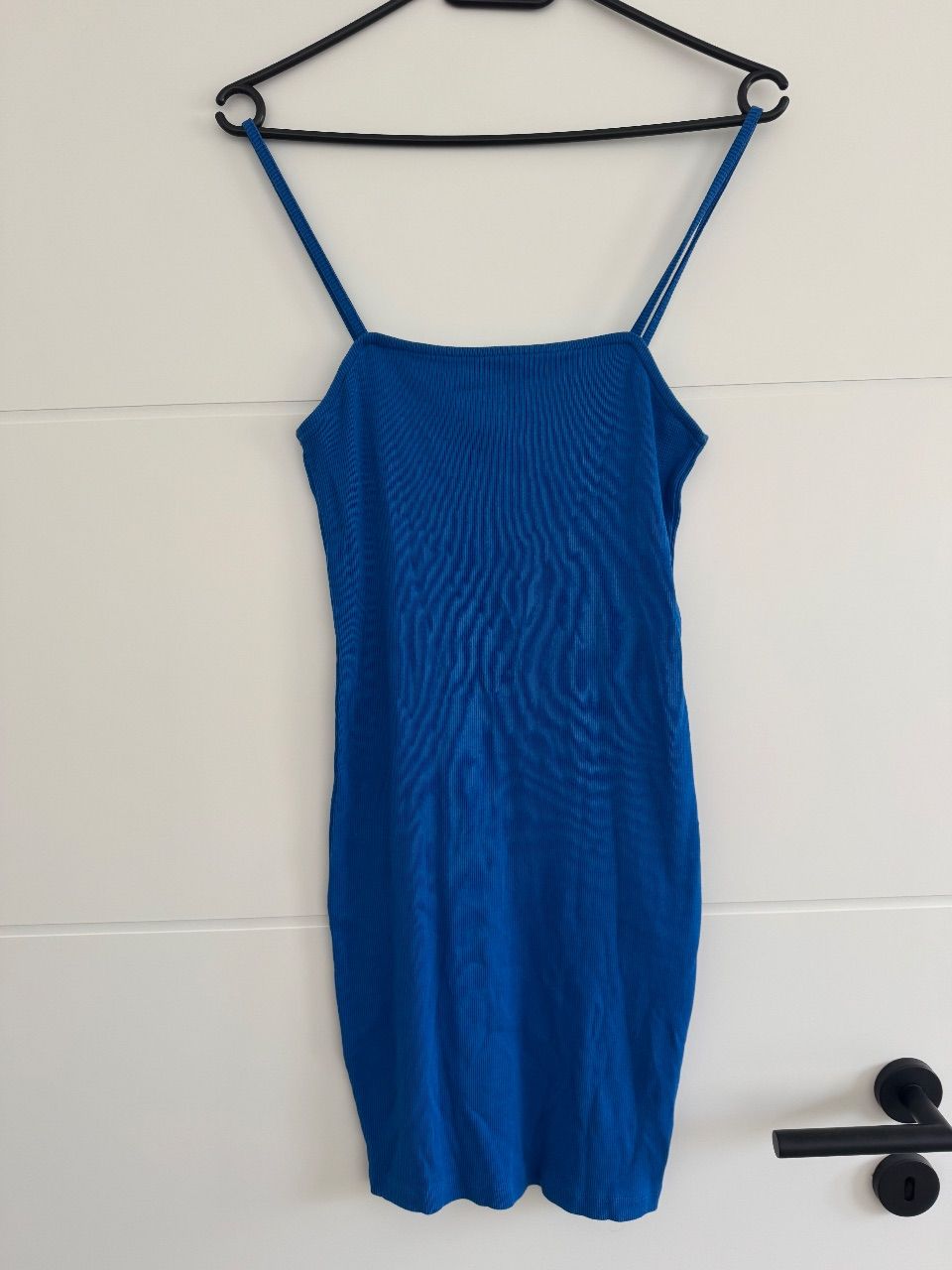 Amisu Kräftiges blaues Rippstrick-Minikleid mit Spaghettiträgern von AMISU – Größe S Size S