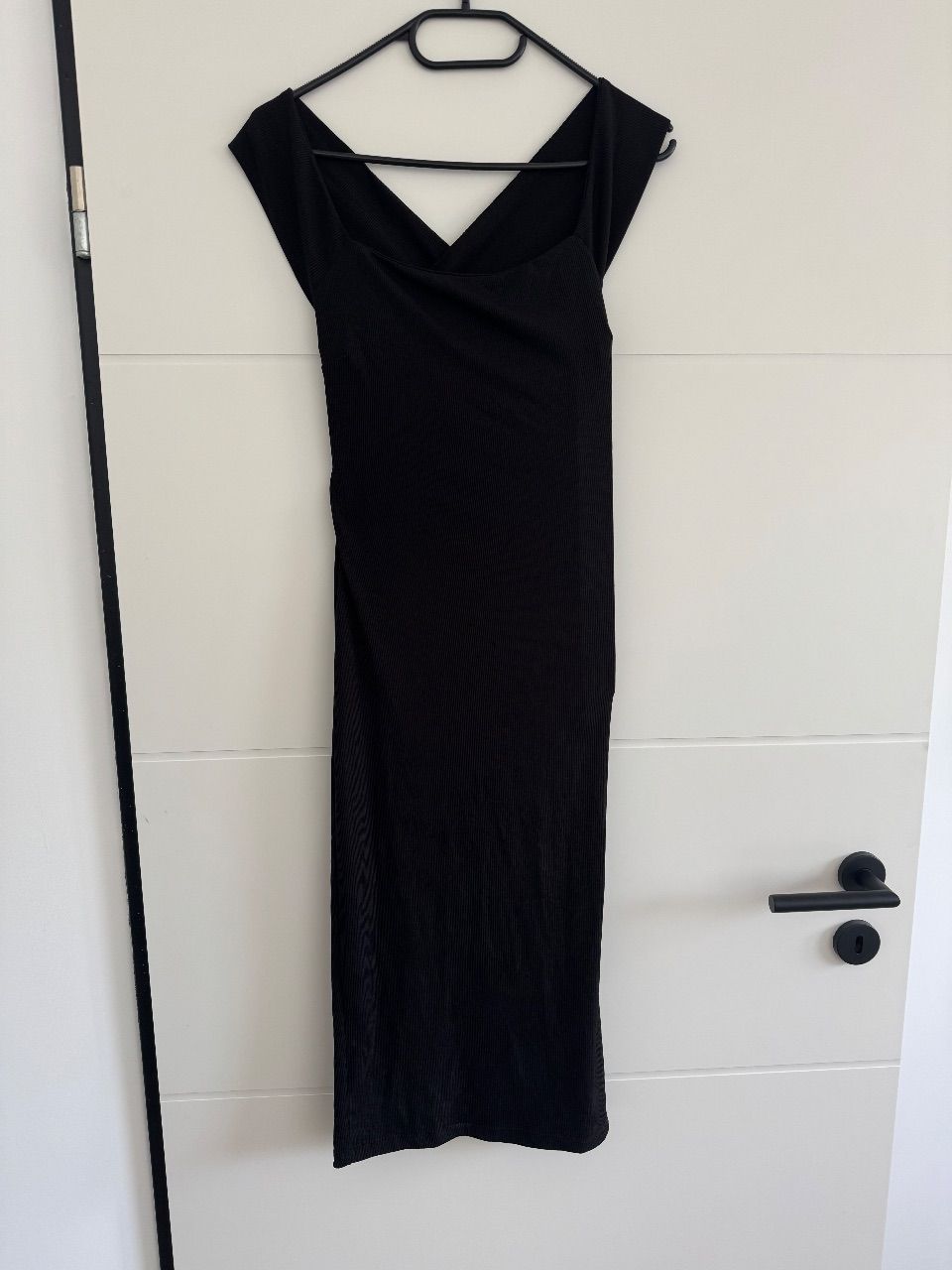 Kleid mit überkreuzten Trägern und Rückenausschnitt - Schwarz – Einheitsgröße Size Einheitsgröße