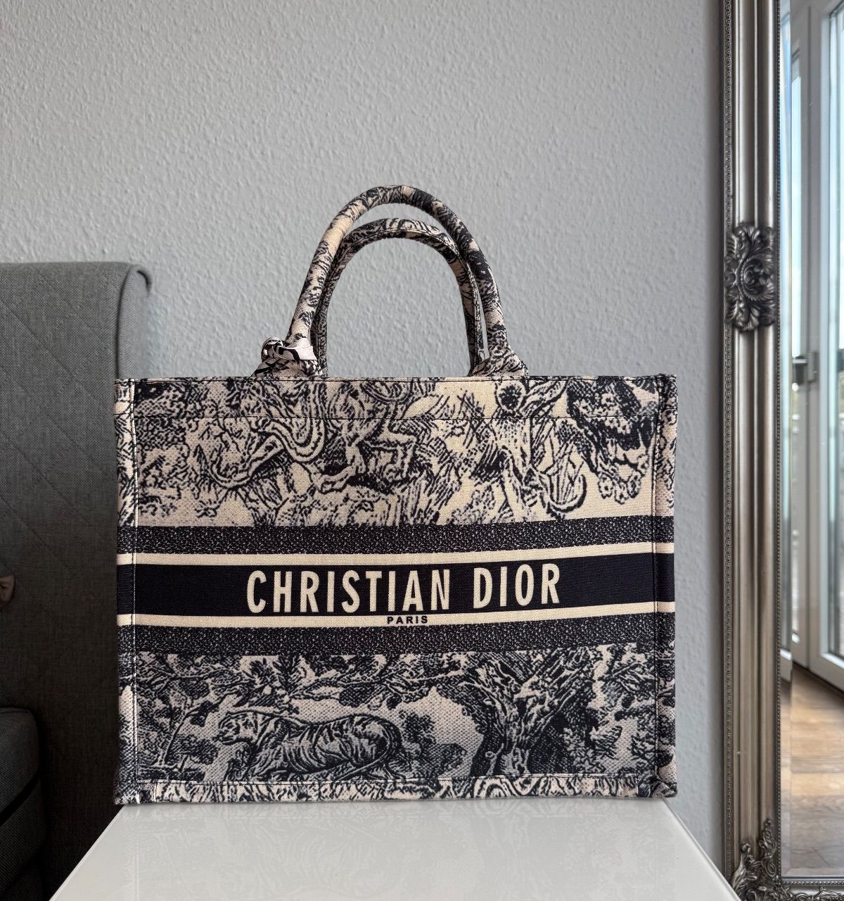 Ohne Marke Große Tote Bag – Weiß/Blau – auffälliges Muster – mit Tuch