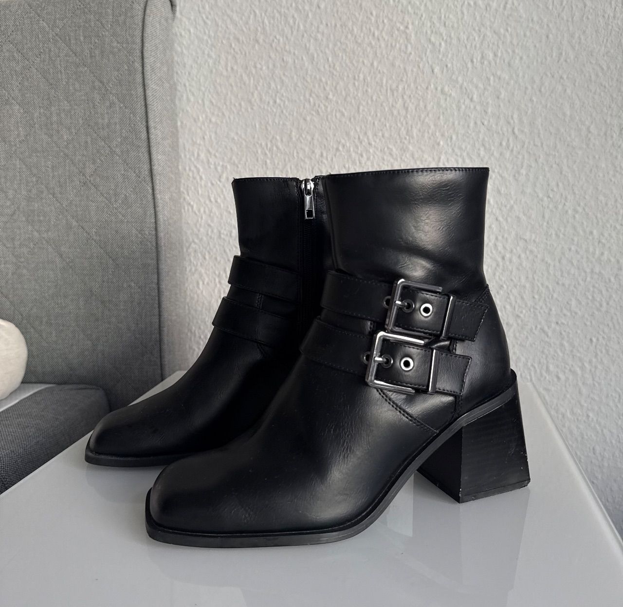 Zara Stradivarius Ankle Boots / Stiefeletten Schwarz mit Schnallen Size 38