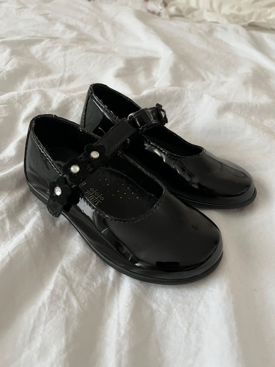 C&A  Schöne glänzende schwarze C&A Schuhe mit Klettverschluss Gr. 23 Size 23