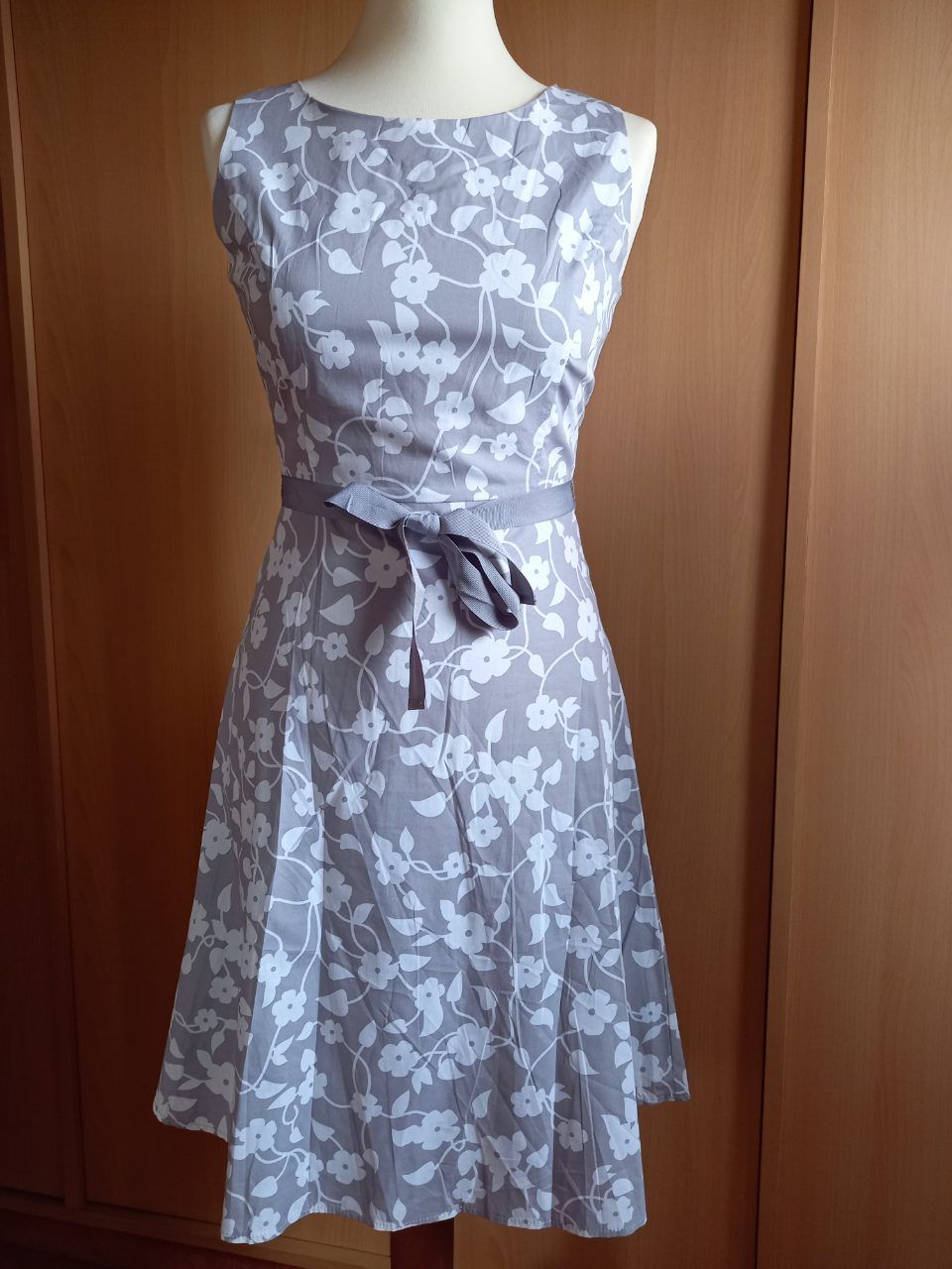 Peek & Cloppenburg Sommerkleid Blumenmuster A-Linie grau weiß Etuikleid Size 34