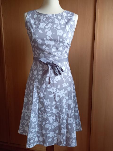 Sommerkleid Blumenmuster A-Linie grau weiß Etuikleid