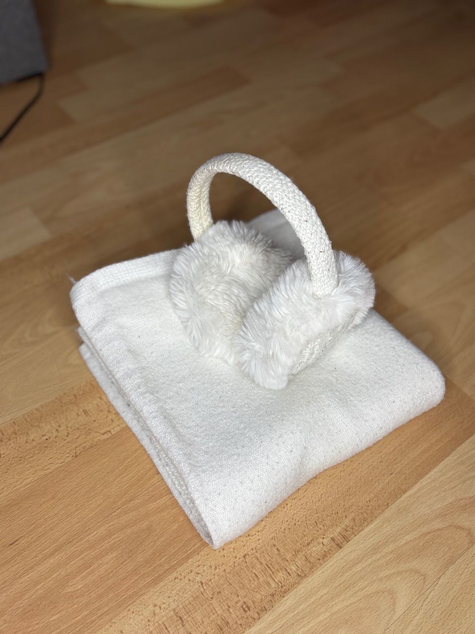 Ohne Marke Weißer Strickschal & Weiße Muffs l Herbst-Winterkollektion l Cozy l 