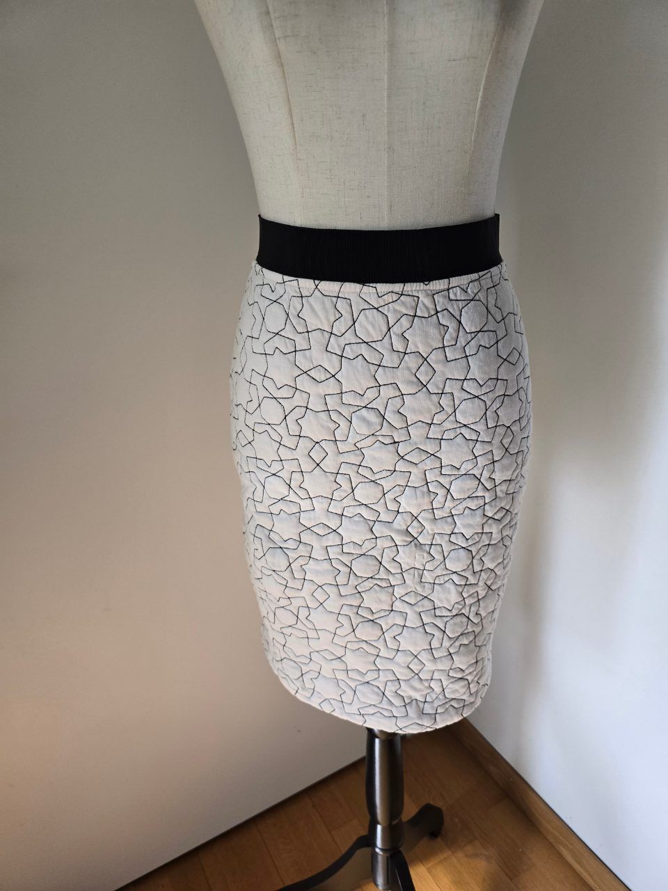 By Malene Birger Stepprock Dynia S – Creme Schwarz Geometric 