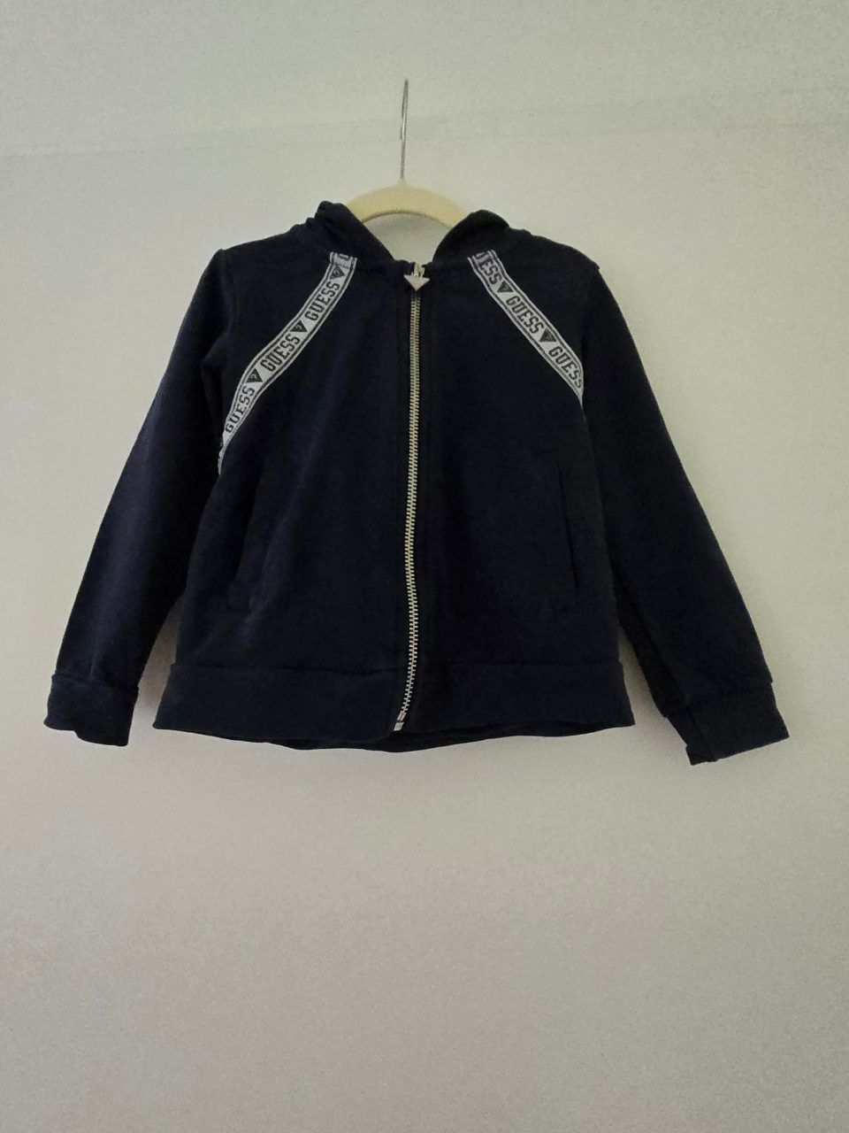 Guess Guess Kids Sweatjacke mit Kapuze Gr. 98 – Dunkelblau Tape-Logo Zipper Size 98