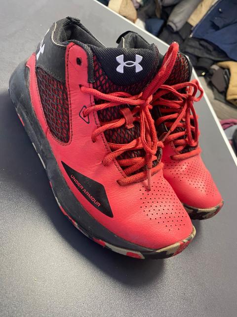 Under Armour Under Armour Basketballschuhe / Sneakers in Rot-Schwarz – Gr. 41 Size 41
