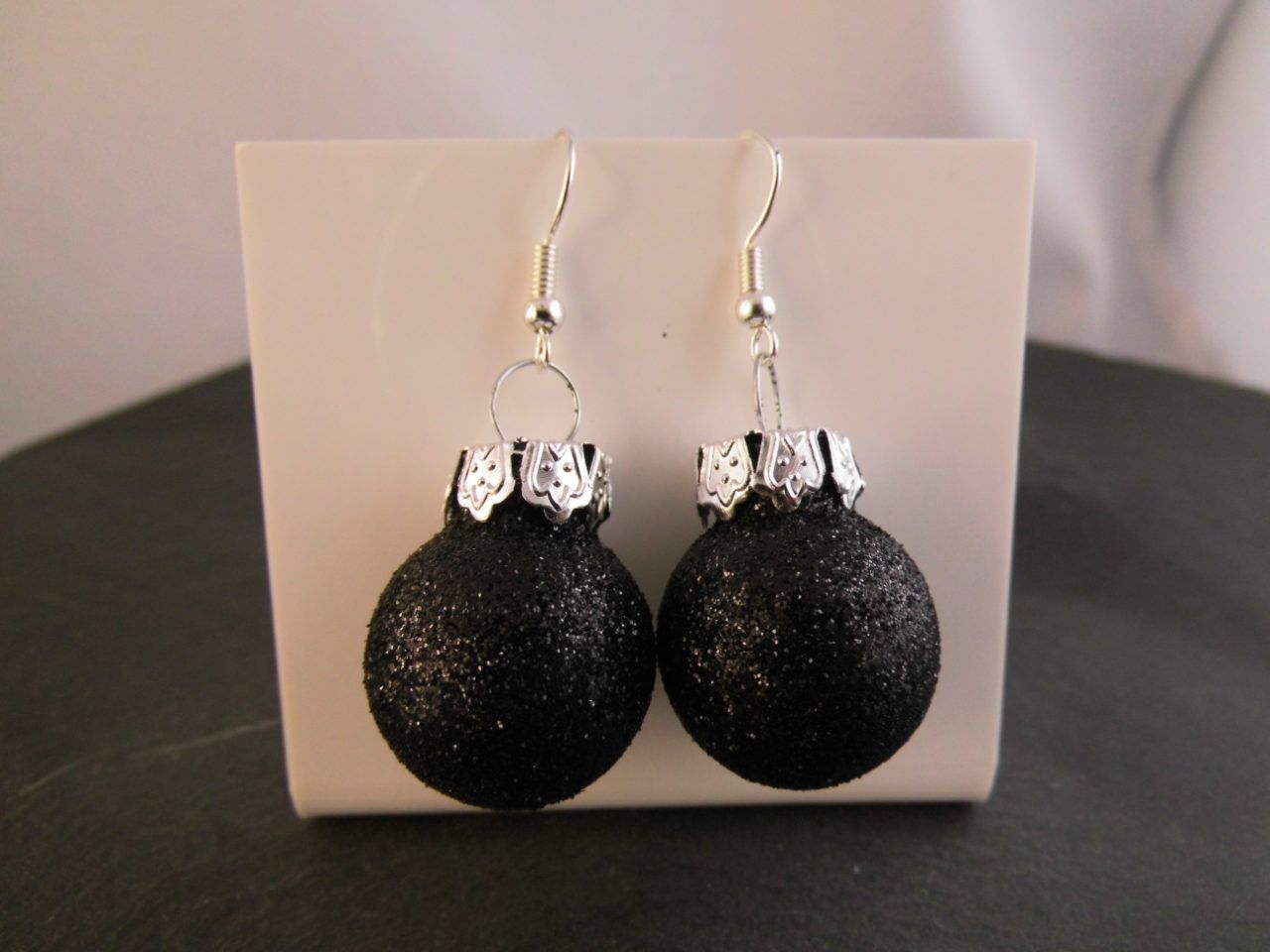 Ohne Marke Weihnachtskugeln Christbaumkugeln Ohrringe schwarz Glitzer Weihnachten 2 cm -Neu