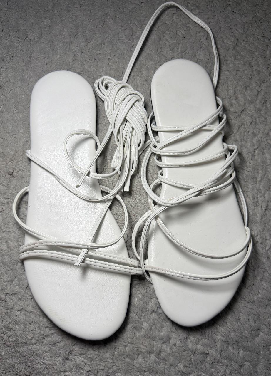 Weiße Riemchensandalen