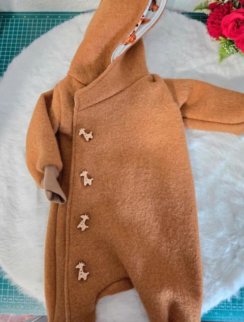 Handmade Traumhafter Baby Overall / Walk-Anzug mit Giraffen-Design Size 50