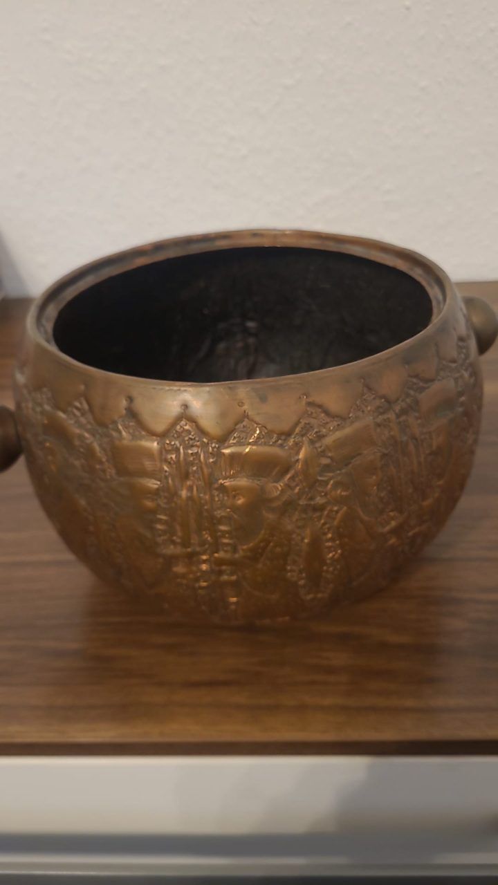 Ohne Marke Seltene antike persische Messingschale mit Relief-Gravuren (Kadschar Kunst) 