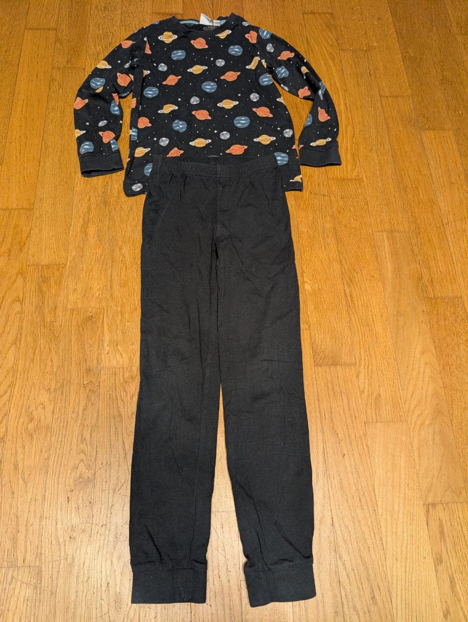 L&D 2teiliger Schlafanzug mit Planeten Size 122