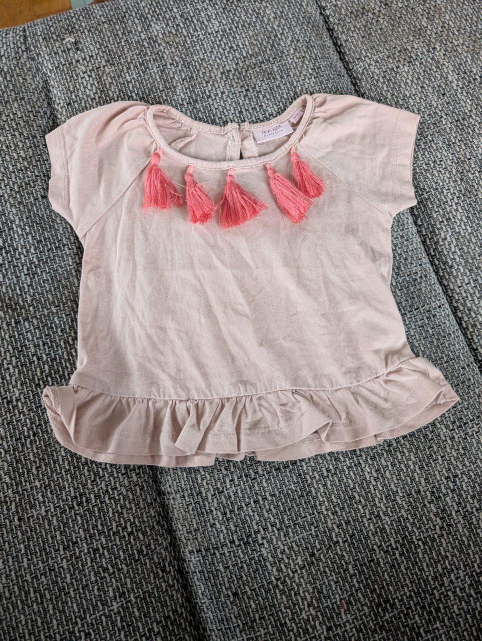 T-Shirt mit rosafarbenen Quasten