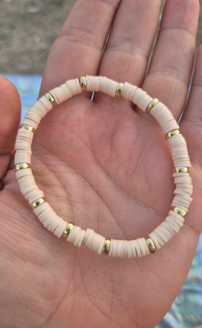 Beige Armband mit goldenen 