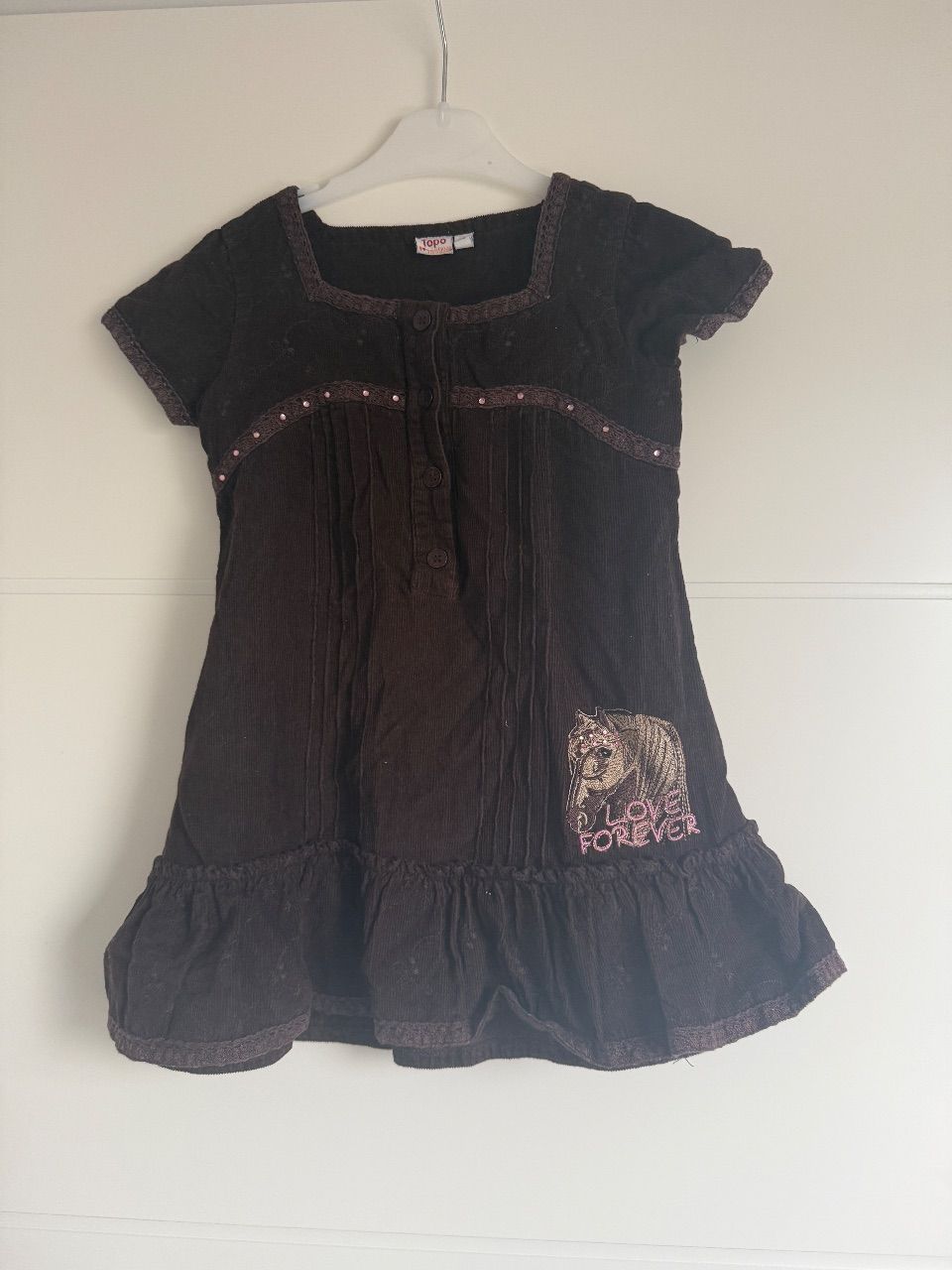 Braunes Kleid mit Pferdemotiv