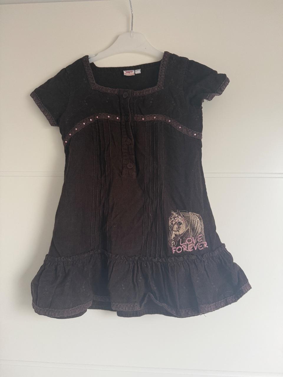 Braunes Kleid mit Pferdemotiv