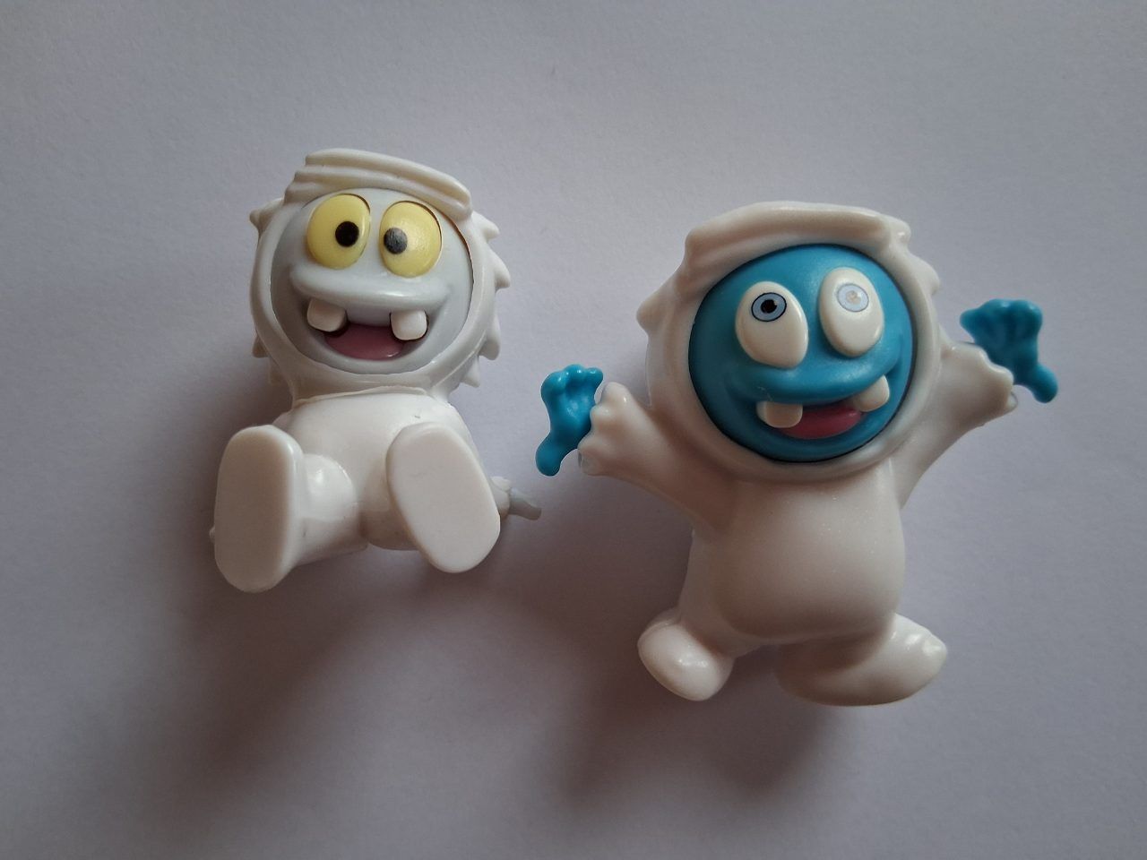 2 Yeti Figuren aus dem Maxi Ei im Set