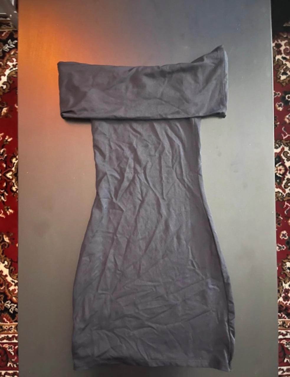 schwarzes kurzes Kleid schulterfrei