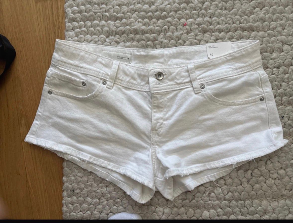 Zara low rise shorts  Size 40