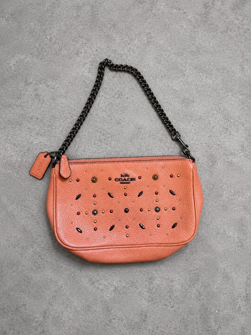 coach Coach Mini Schultertasche Koralle mit Nieten & Kettenhenkel – Y2K