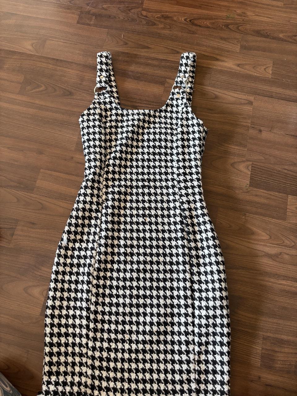 Kleid mit breiten Trägern