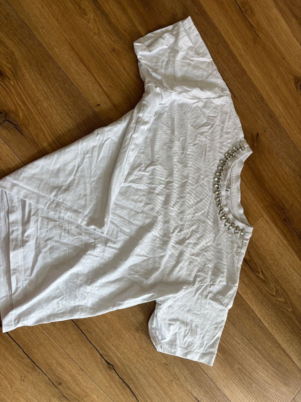 Only Damen Tshirt mit steinchen am Ausschnitt  Size L