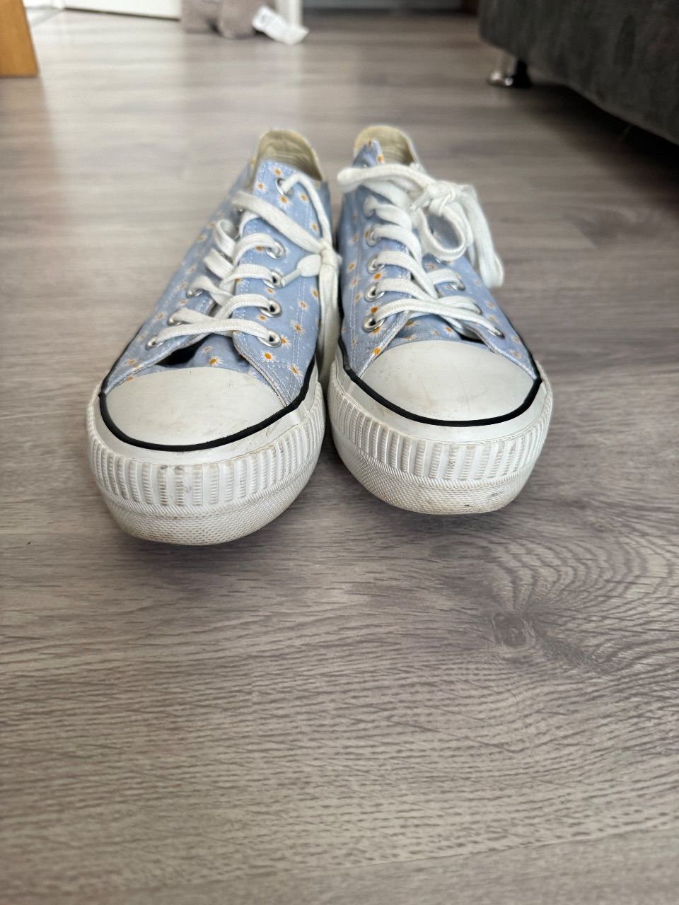 British Knights Hellblaue Sneaker mit Blumen Size 40