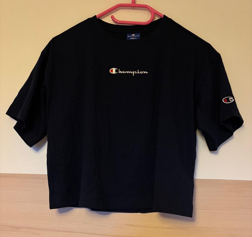 Dunkelblaues Champion Basic T-Shirt mit Logo kurzärmelig