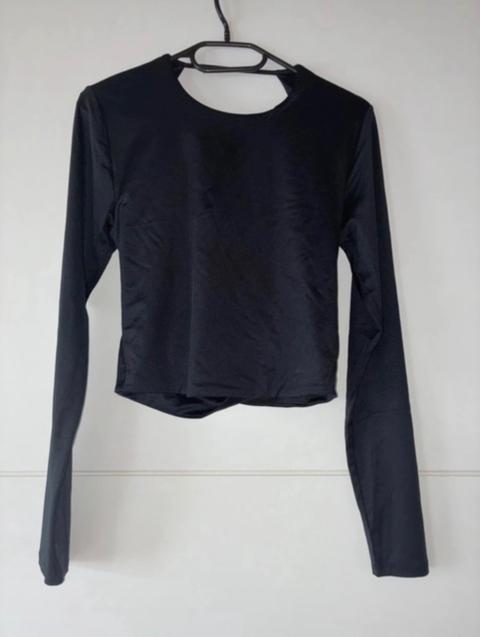 Schwarzes Cropped Langarmshirt – Figurbetontes Longsleeve Basic mit offenem Rück
