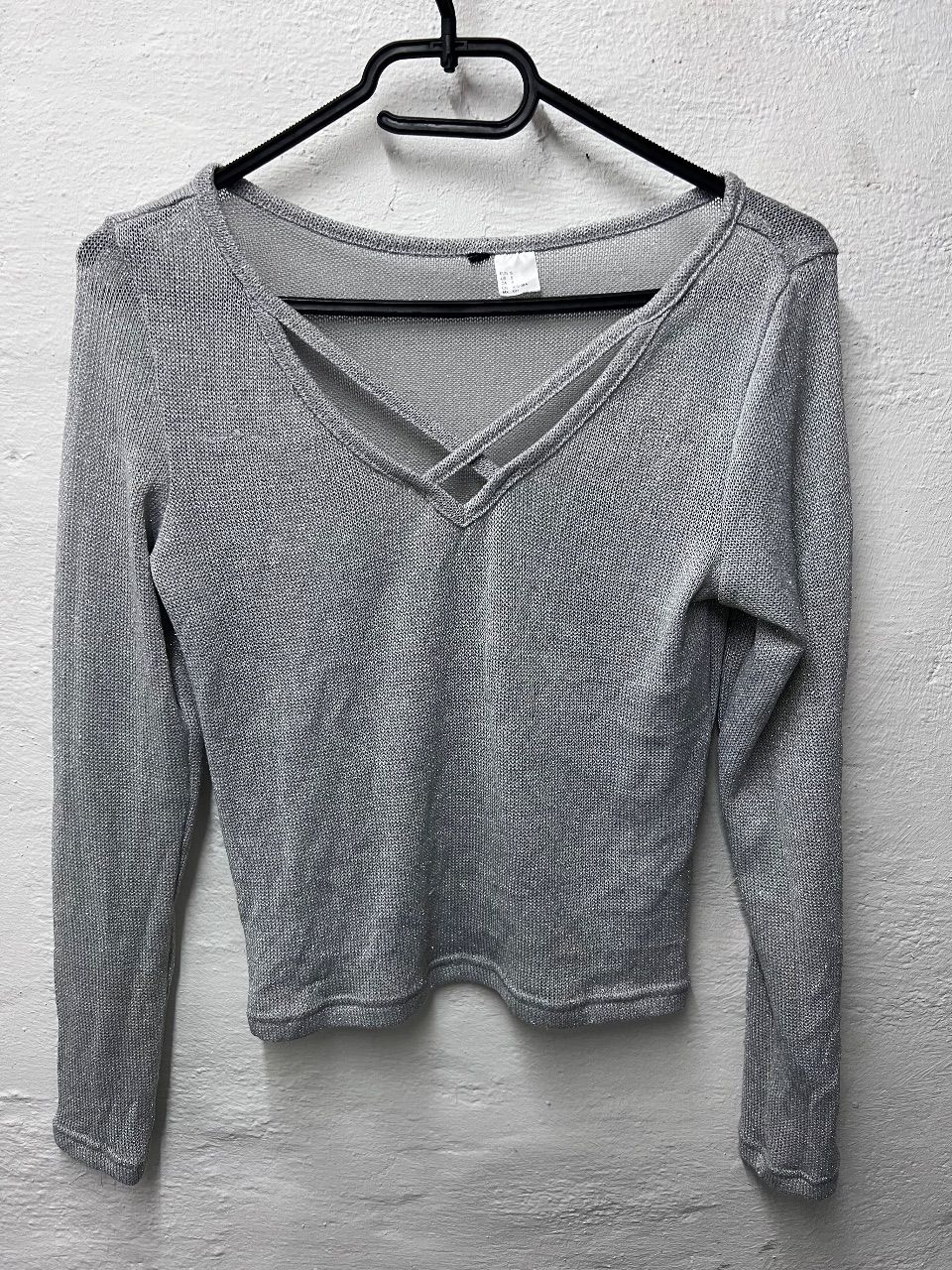 H&M Langarmshirt in Silber mit V-Ausschnitt und Kreuz-Detail H&M Gr.S Size S