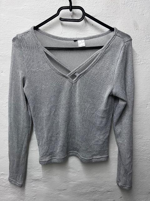 H&M Langarmshirt in Silber mit V-Ausschnitt und Kreuz-Detail H&M Gr.S Size S