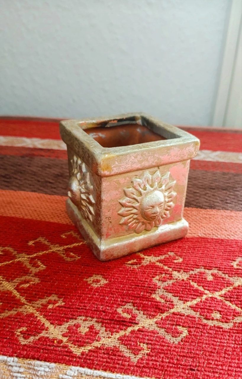 Vintage Celestial Terrakotta-Übertopf / Wicca/ Vintage Kübel mit Sonnen-Motiv