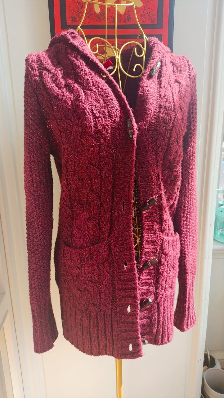Vintage 🖤Kuscheliger Strickmantel / Long-Cardigan in Weinrot mit Zopfmuster / Kapuze Size S