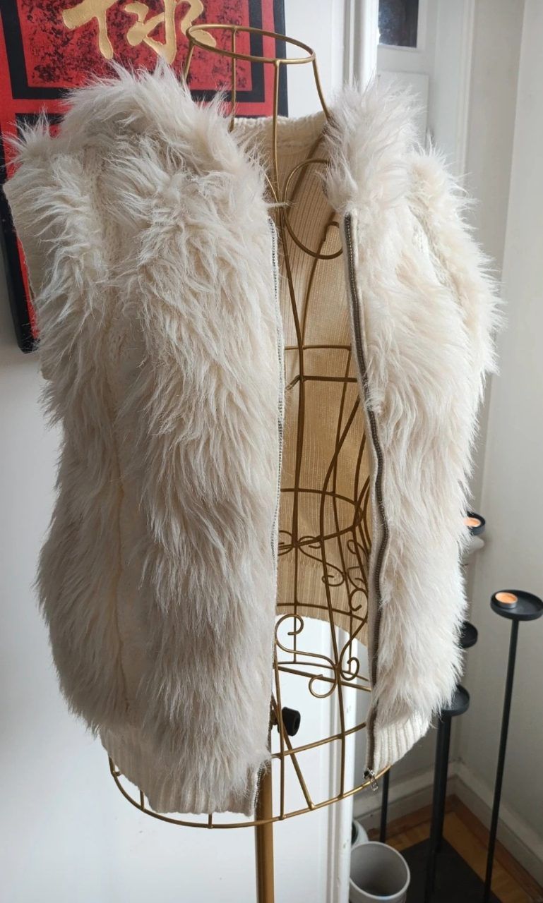 Vintage 🖤Kuschelige Faux-Fur Weste in Creme mit großer Zopfstrick-Kapuze Size S