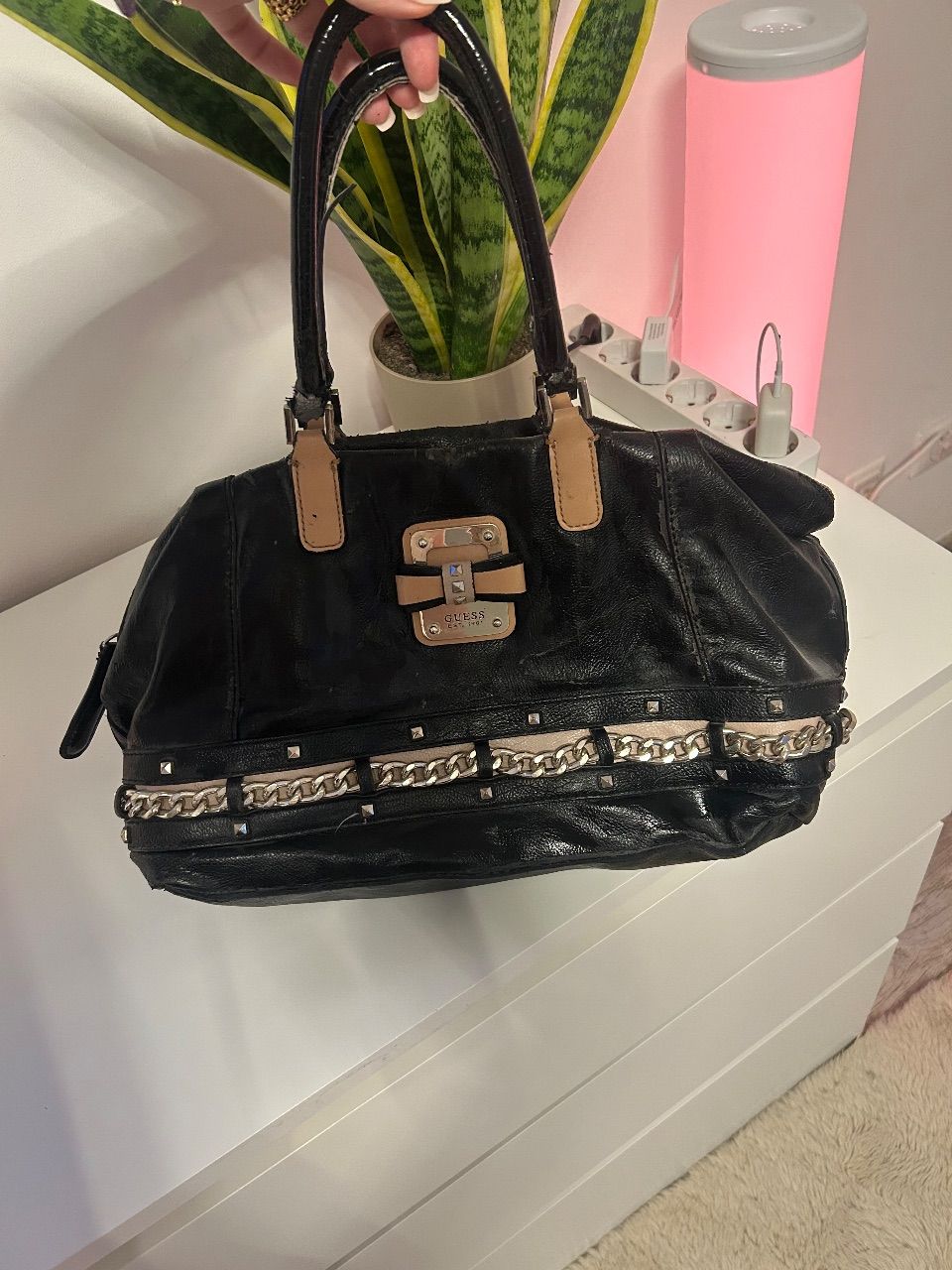 Guess GUESS Handtasche Vintage Schwarz mit Ketten- & Nieten-Details 🖤