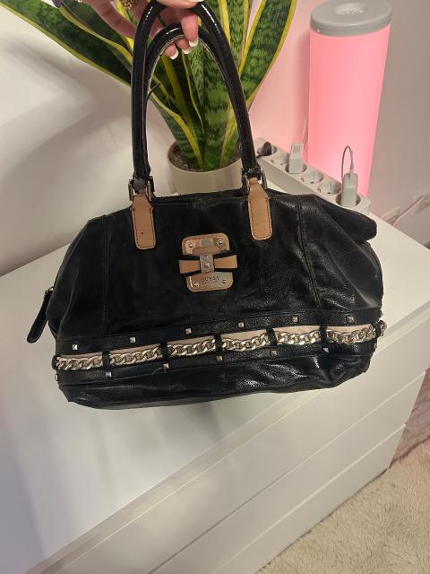 GUESS Handtasche Vintage Schwarz mit Ketten- & Nieten-Details đź–¤
