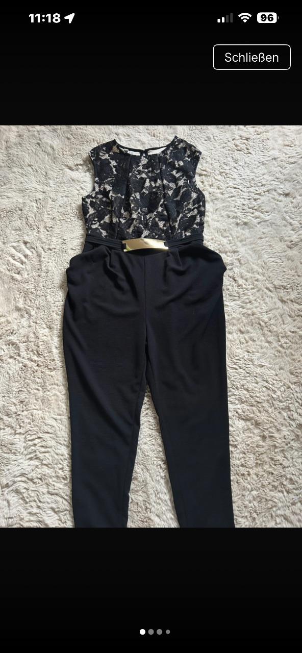 Eleganter schwarzer Jumpsuit mit Spitzenoberteil
