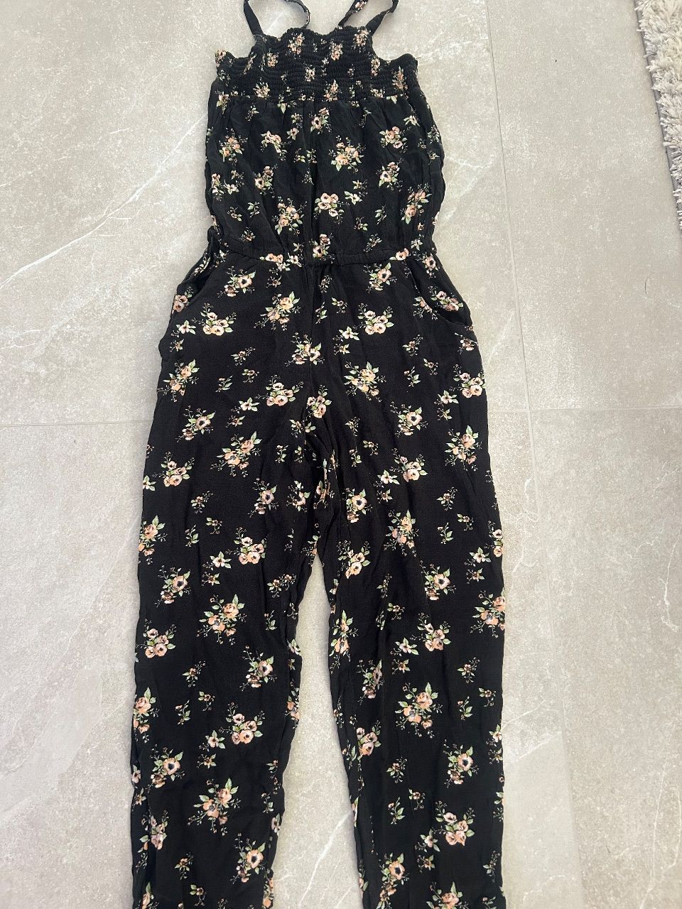 H&M Schwarzer Jumpsuit mit Blumenmuster 🌸 Size M