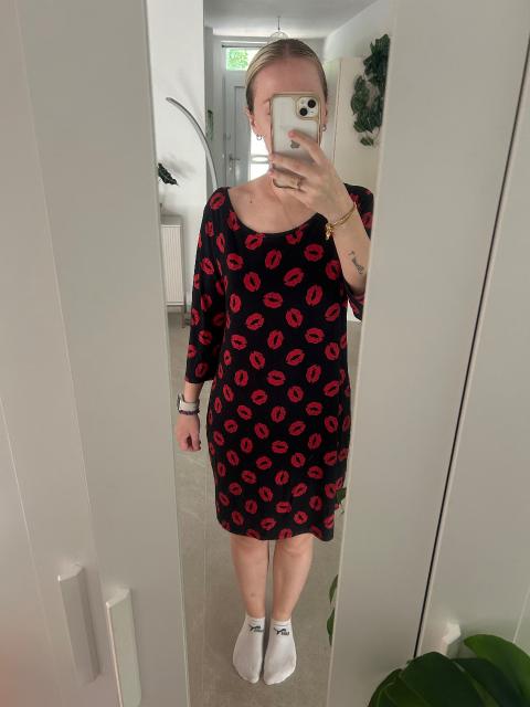 Schwarzes Kleid mit rotem Kussmund-Print đź’‹