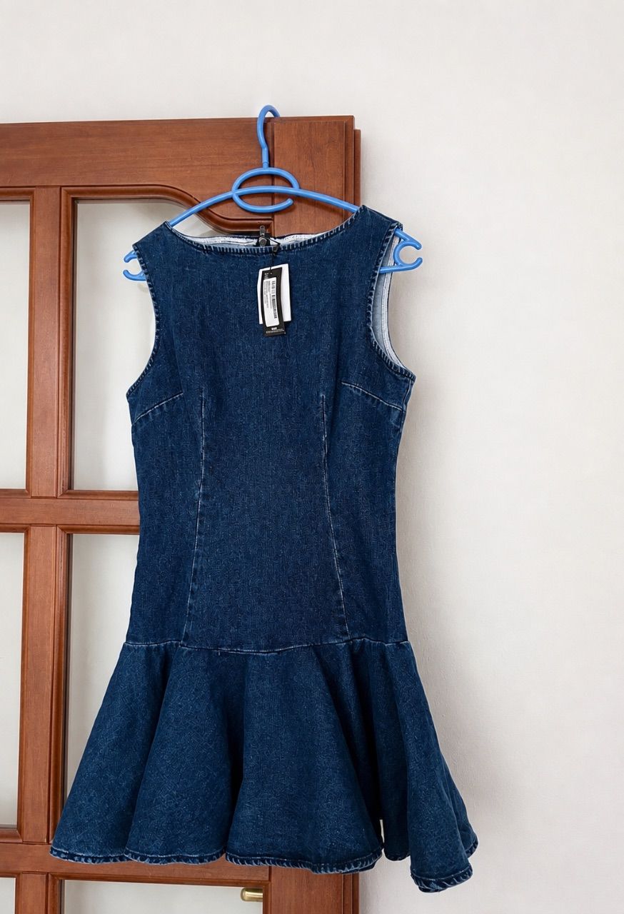 PrettyLittleThing Neues Jeanskleid mit ausgestelltem Rockteil Size M