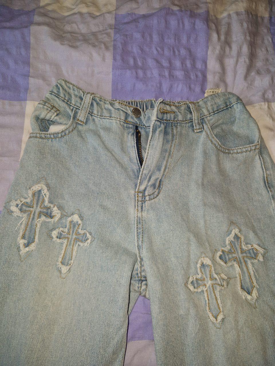 Wide Leg Jeans hellblau mit Kreuz Applikationen