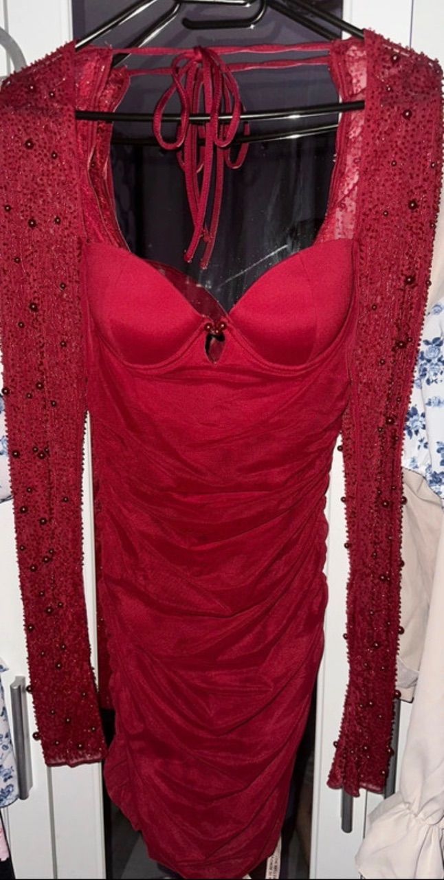 Oh polly  Bordeauxrotes Partykleid mit Pailletten-Ärmeln von POLLY Size S