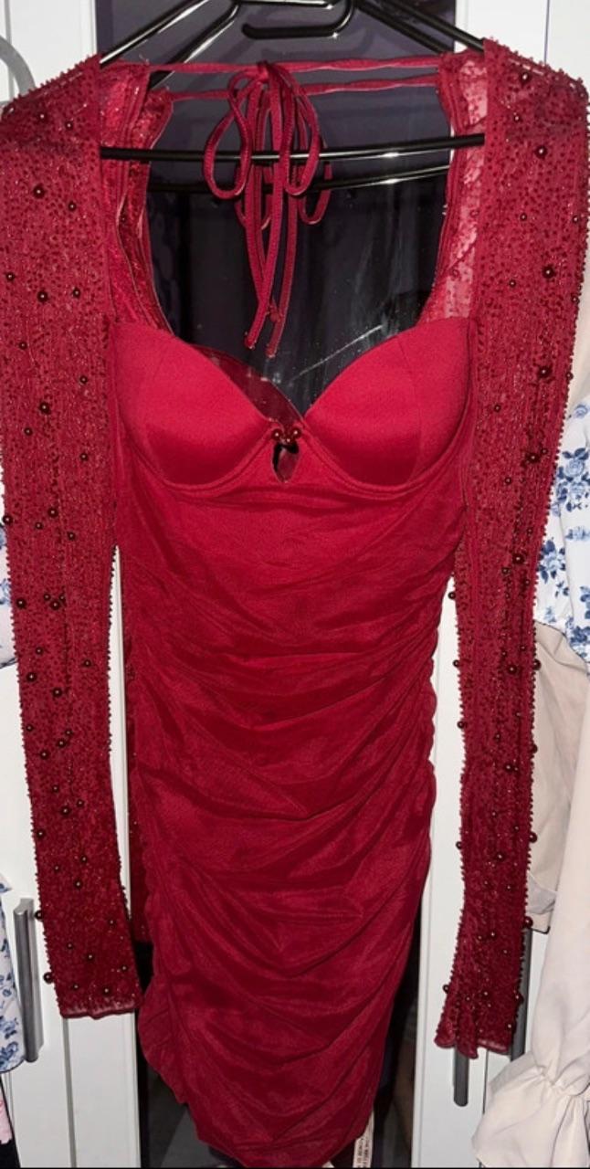 Bordeauxrotes Partykleid mit Pailletten-Ärmeln von POLLY