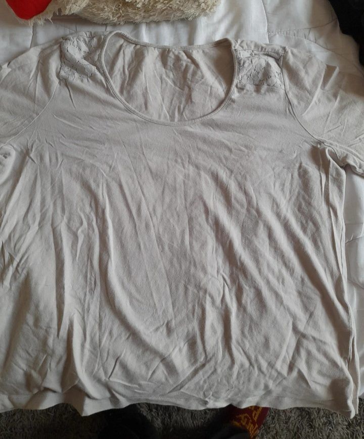 Esmara Ein schönes beiges Oberteil mit Spitzenmuster an den Schultern  Size XL