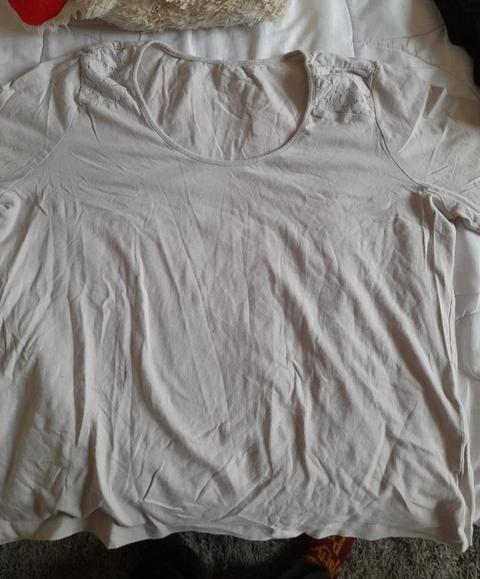 Esmara Ein schönes beiges Oberteil mit Spitzenmuster an den Schultern Size XL