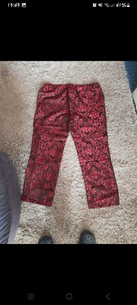 Eine Frauenhose von der Marke pompöös
