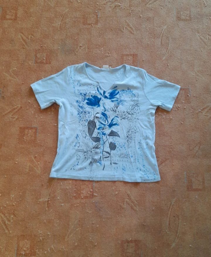 Maria Reich Ein hellblaues T-Shirt mit Muster  Size L